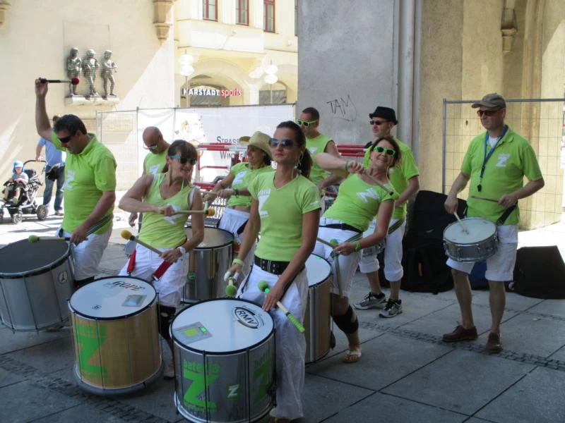 Bateria Z trommelt auf der Straße beim CSD München 2014