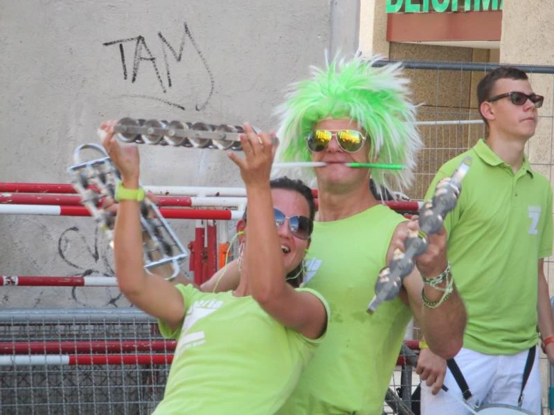 Ausgelassene Stimmung mit Tamborim und grüner Perücke beim CSD München