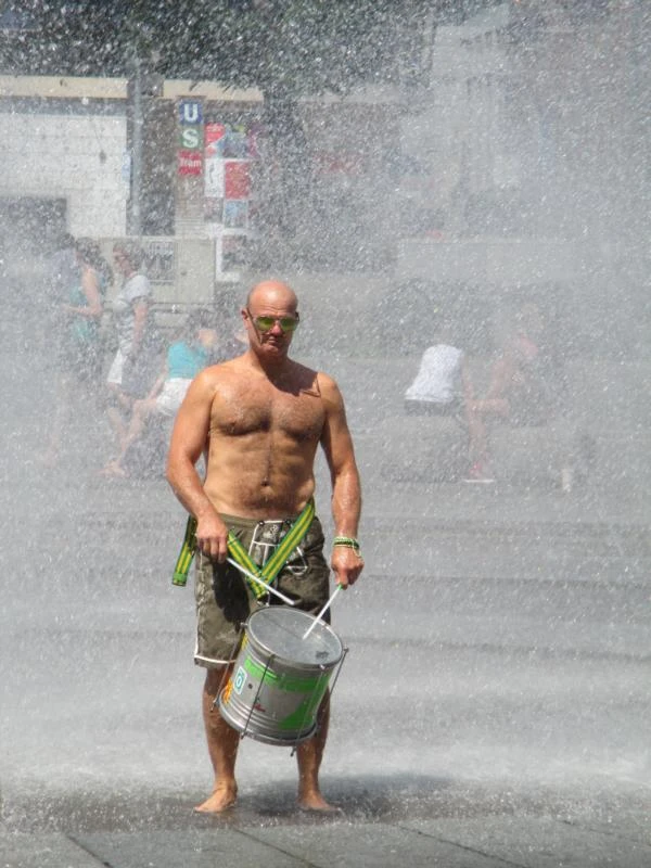 Trommler von Bateria Z im Sprühnebel des Brunnens beim CSD München
