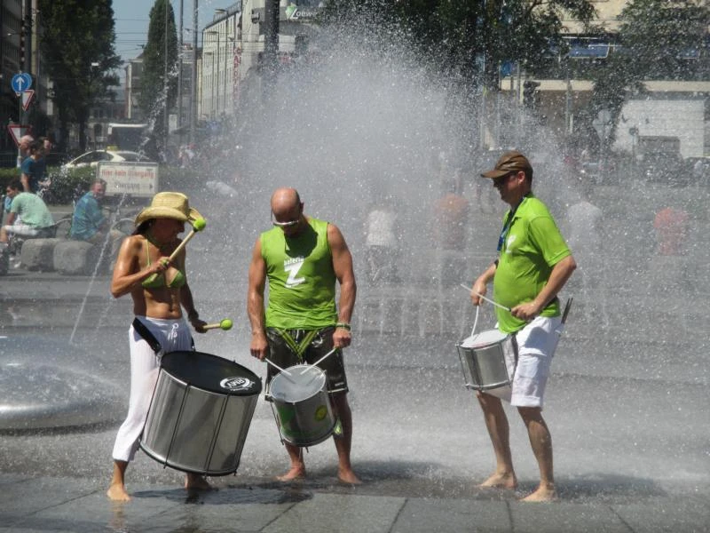 Trommeln in der Wasserfontäne: Bateria Z beim CSD München