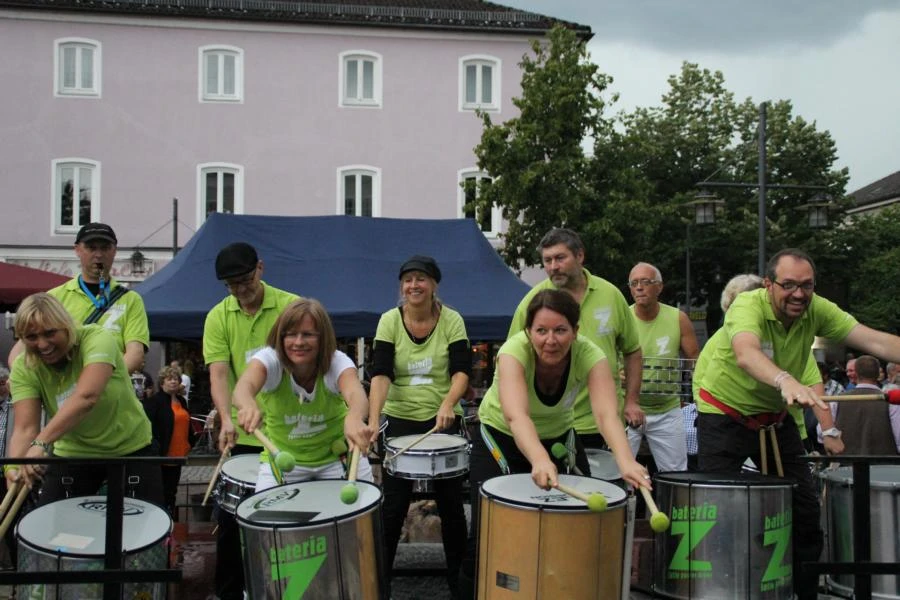 Bateria Z trommelt auf dem Schmiedefest in Kolbermoor