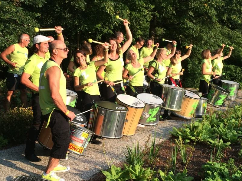 Bateria Z mit erhobenen Schlegeln beim Allianz Betriebsfest im Garten