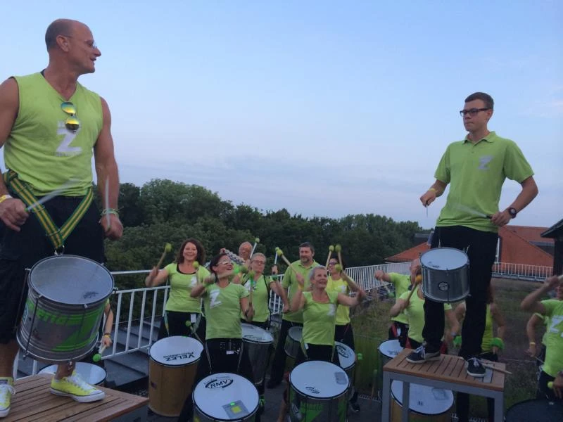 Bateria Z spielt auf einer Dachterrasse beim Allianz Firmenevent