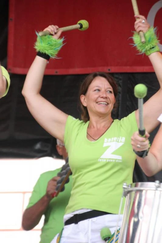 Trommlerin von Bateria Z in Aktion beim Samba-Festival Coburg