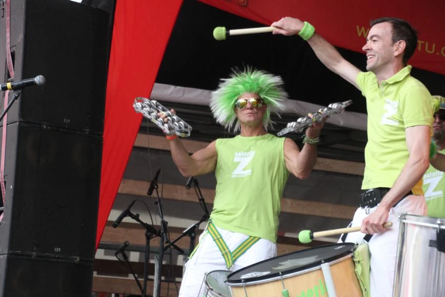Samba-Trommler mit Tamborim und grüner Perücke beim Samba-Festival Coburg