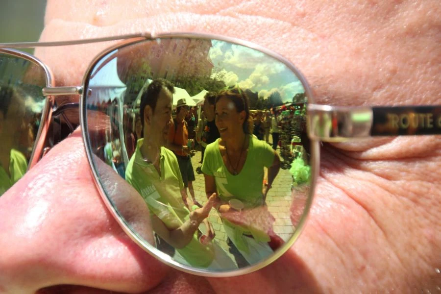 Bateria Z spiegelt sich in einer Sonnenbrille beim Samba-Festival Coburg