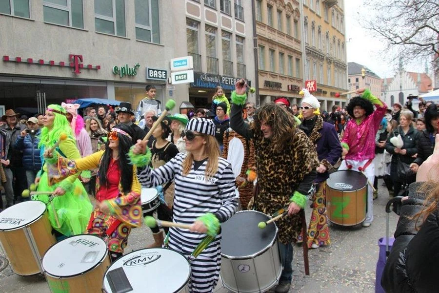 Faschingsumzug mit Bateria Z rund um den Münchner Marienplatz