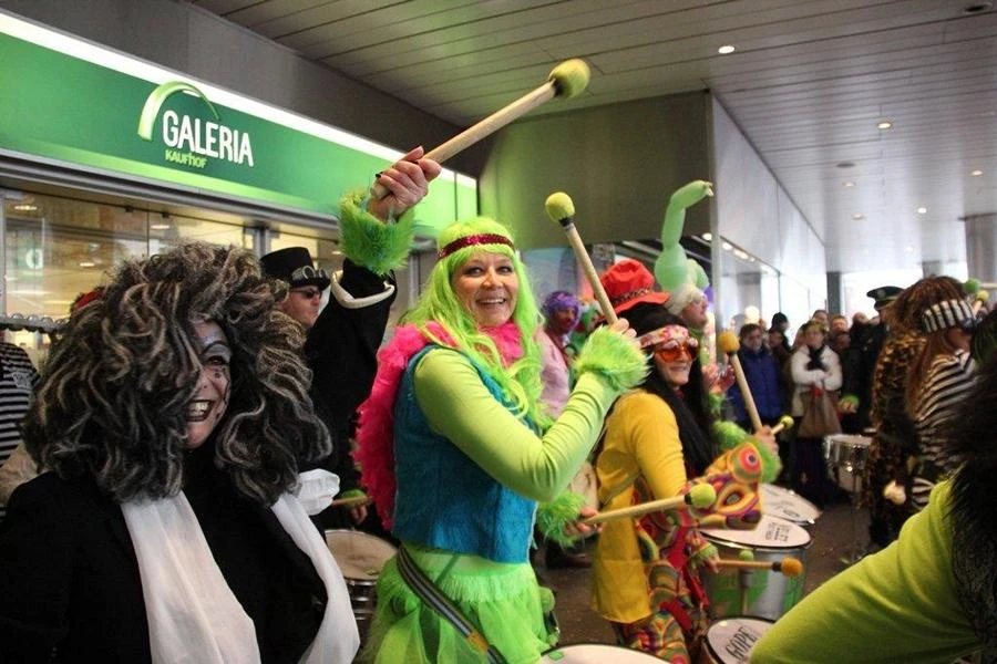 Bateria Z in bunten Kostümen beim Fasching am Marienplatz 2014