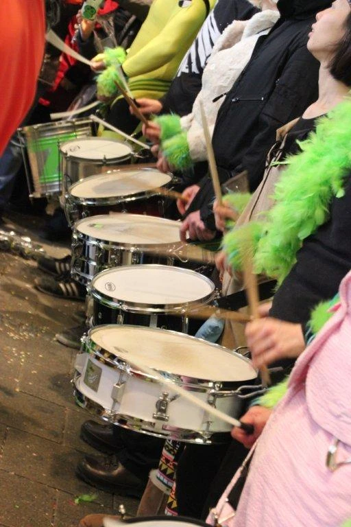 Samba-Trommeln in Reihe beim Fasching in München 2014