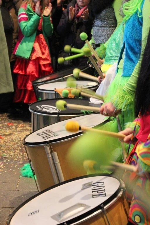 Nahaufnahme der Samba-Trommeln von Bateria Z beim Fasching