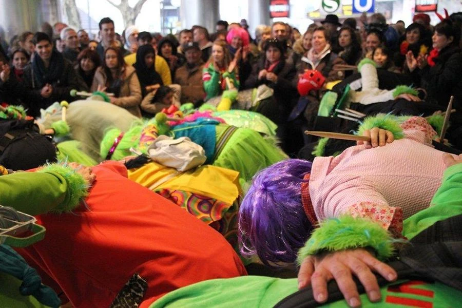 Showeinlage: Die Trommler von Bateria Z liegen beim Fasching am Boden