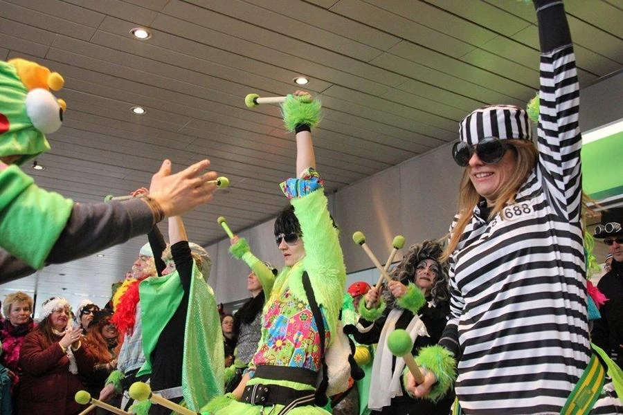 Abklatschen mitten im Auftritt: Bateria Z beim Fasching am Marienplatz