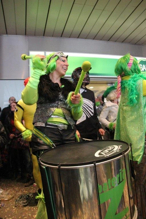 Verkleidete Trommlerin mit Surdo beim Fasching in München