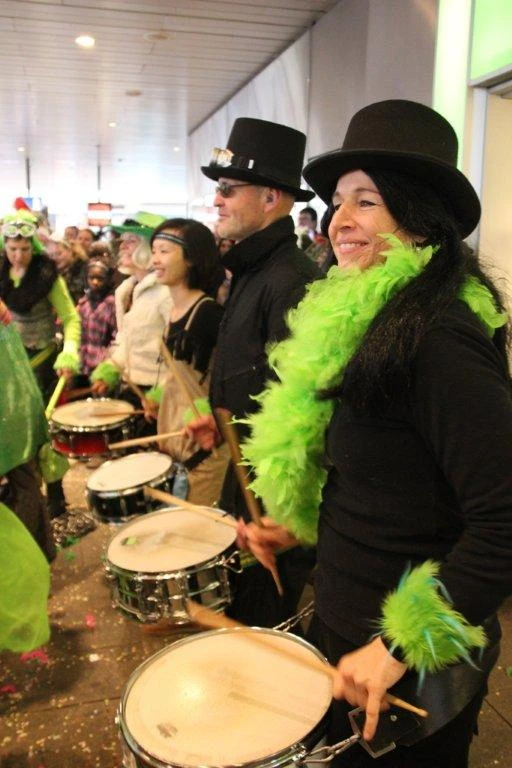 Mit Zylinder und Federboa: Bateria Z beim Fasching in München