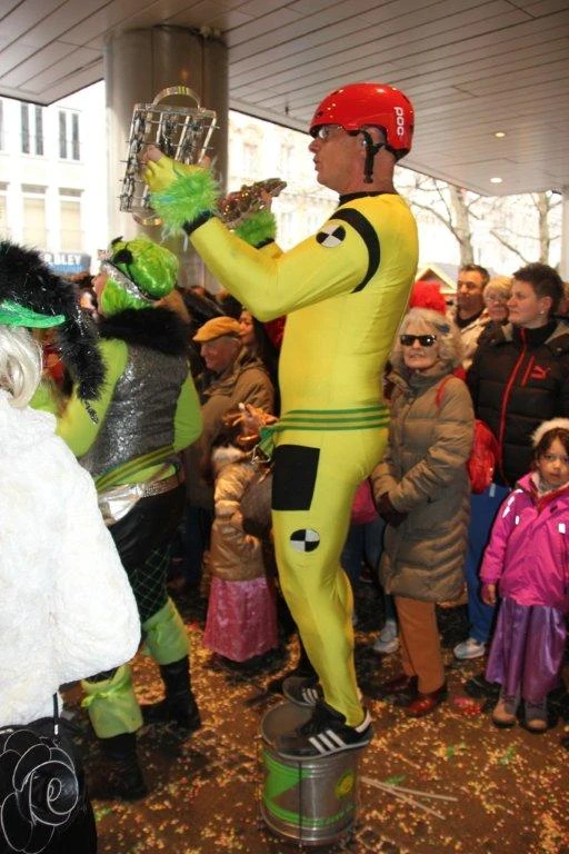 Trommler im gelben Kostüm mit Helm beim Faschingstrommeln in München