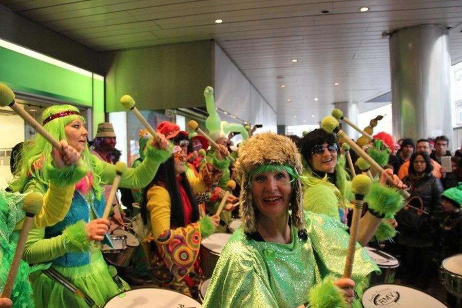 Bateria Z mit Perücken und Kostümen beim Faschingstrommeln