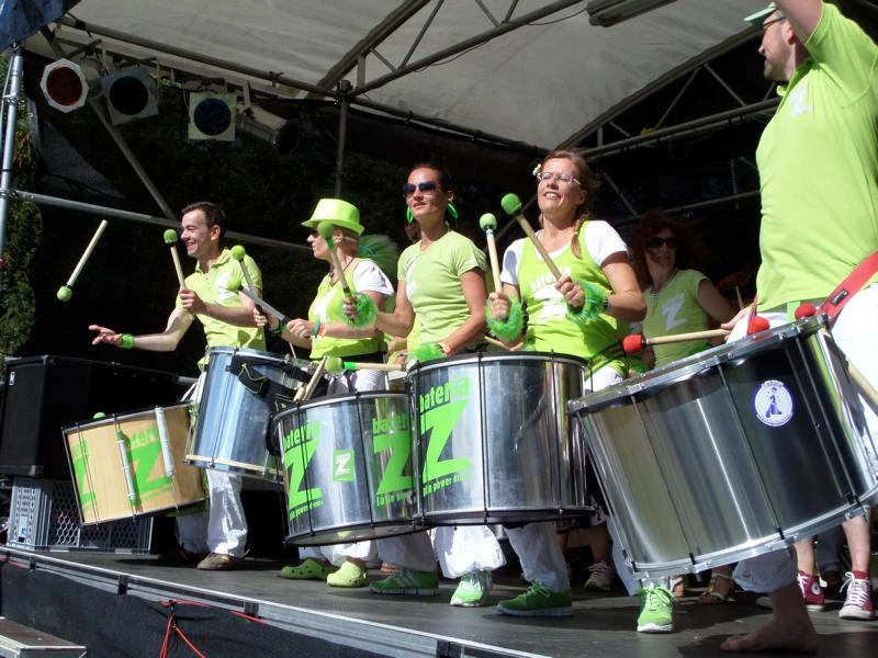 Bateria Z mit Surdo-Trommeln auf der Bühne des Samba-Festivals Coburg