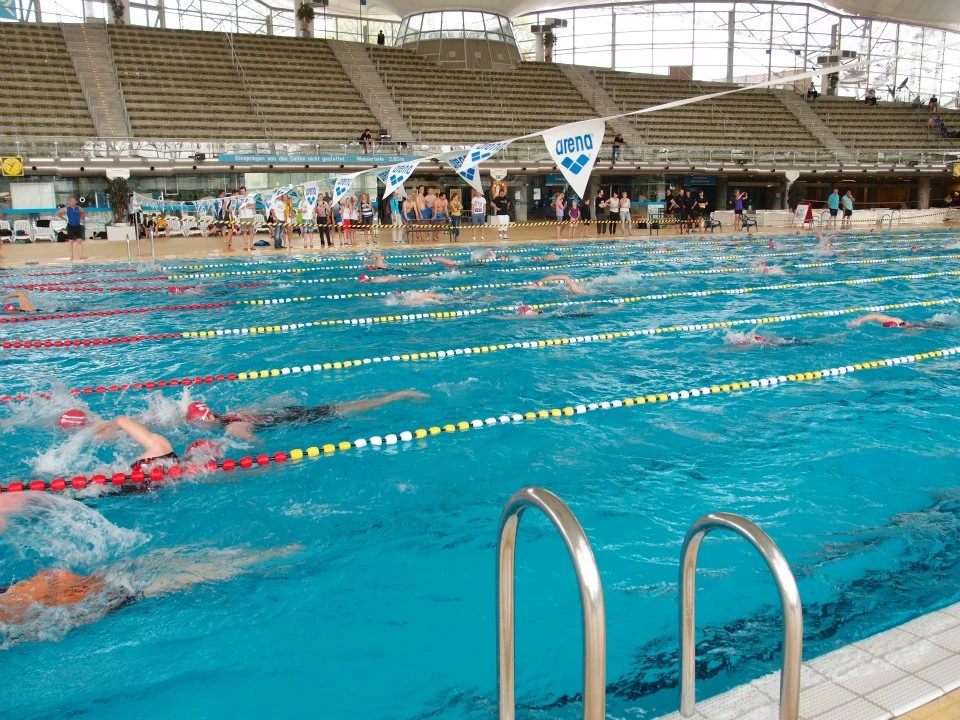 Schwimmstrecke beim München Triathlon, an der Bateria Z die Athleten anfeuert