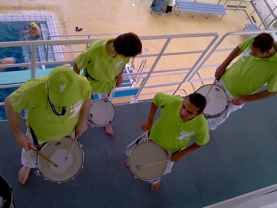 Bateria Z trommelt am Beckenrand beim München Triathlon