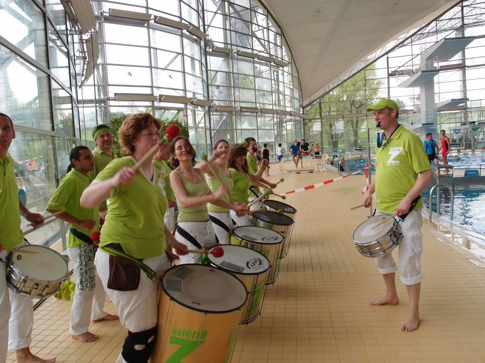 Samba-Trommeln in der Schwimmhalle beim München Triathlon