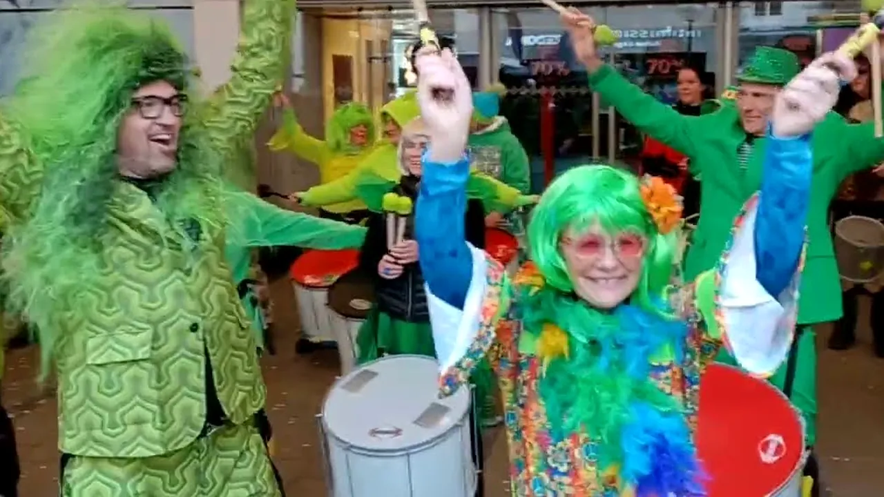 Bateria Z in bunten Faschingskostümen trommelt in der Münchner Innenstadt